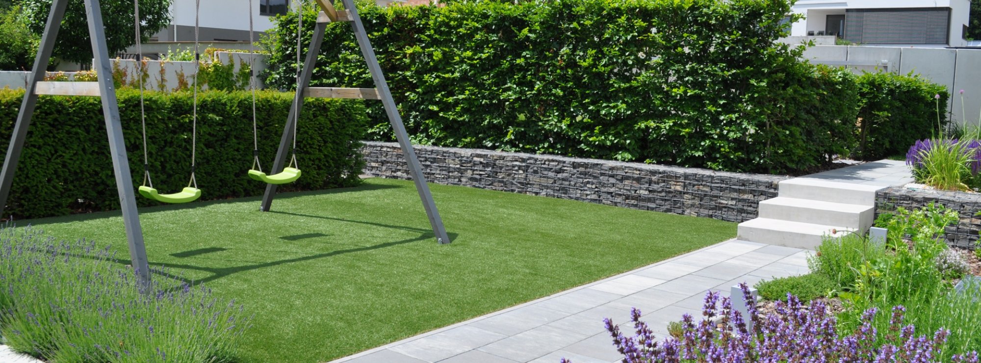 Hojdačka na umelom trávniku